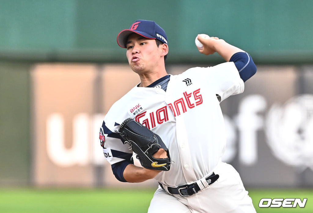 12일 부산 사직야구장에서 2024 신한 SOL 뱅크 KBO 리그 롯데 자이언츠와 키움 히어로즈와의 경기가 열렸다. 홈팀 롯데는 김진욱이 시즌 2승에 도전하고 키움도 좌완 선발 이종민이 등판한다.롯데 자이언츠 선발 투수 김진욱이 역투하고 있다. 2024.06.12 / foto0307@osen.co.kr