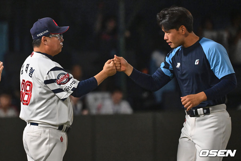 12일 부산 사직야구장에서 2024 신한 SOL 뱅크 KBO 리그 롯데 자이언츠와 키움 히어로즈와의 경기가 열렸다. 홈팀 롯데는 김진욱이 시즌 2승에 도전하고 키움도 좌완 선발 이종민이 등판한다.롯데 자이언츠 김태형 감독이 키움 히어로즈에 9-2로 승리한 후 김진욱과 하이파이브를 하고 있다. 2024.06.12 / foto0307@osen.co.kr