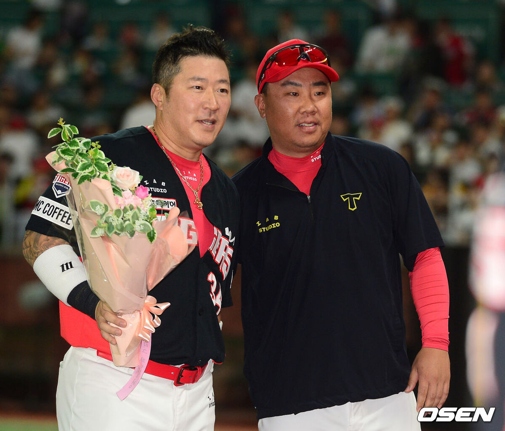 12일 오후 인천 SSG랜더스필드에서 ‘2024 신한 SOL Bank KBO리그’ SSG 랜더스와 KIA 타이거즈의 경기가 열렸다.SSG는 오원석, KIA는 양현종을 선발로 내세웠다.5회초 2사 만루에서 프로 데뷔 후 통산 4078루타 신기록을 달성한 KIA 최형우가 이닝을 마치고 이범호 감독의 축하를 받고 있다. 2024.06.12 /sunday@osen.co.kr