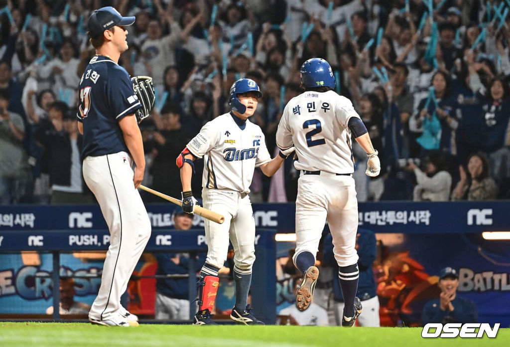 5일 창원NC파크에서 2024 신한 SOL 뱅크 KBO 리그 NC 다이노스와 두산 베어스의 경기가 열렸다. 홈팀 NC는 김시훈, 원정팀 두산은 곽빈을 선발로 내세웠다.두산 베어스 홍건희가 연장 10회말 1사 만루 NC 다이노스 최정원 타석때 폭투를 던져 동점을 허용하고 아쉬워하고 있다. 2024.06.05 / foto0307@osen.co.kr