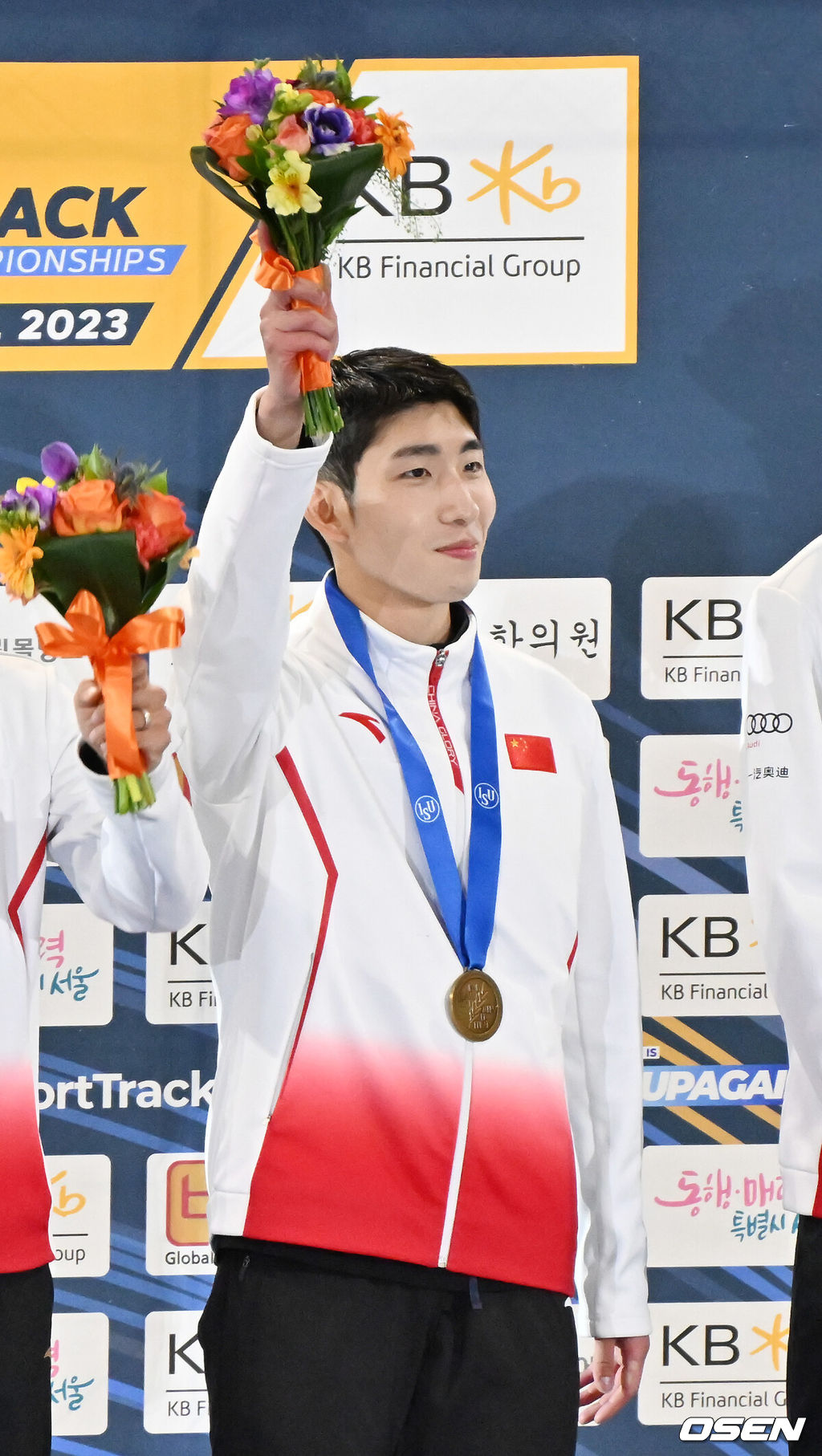 12일 서울 목동 아이스링크에서 '2023 KB금융 국제빙상경기연맹(ISU) 쇼트트랙 세계선수권대회' 본선 경기가 진행됐다.남자계주 5,000m에서 금메달을 거둔 중국의 린샤오쥔(한국 이름 임효준)포즈를 취하고 있다. 2023.03.12 / rumi@osen.co.kr