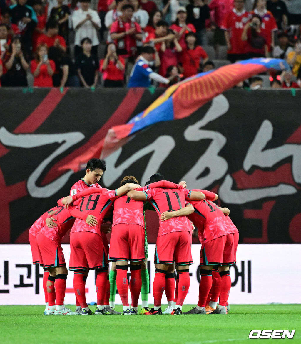 중국이 예고했던 놀랄 일은 없었다. 한국이 무난하게 중국을 잡아내며 '공한증' 역사를 이어갔다.김도훈 임시 감독이 이끄는 대한민국 축구대표팀은 11일 오후 8시 서울월드컵경기장에서 열린 2026 국제축구연맹(FIFA) 북중미 월드컵 아시아 2차 예선 C조 6차전에서 중국을 1-0으로 꺾었다.이날 승리로 한국은 위르겐 클린스만 감독, 황선홍 감독, 김도훈 감독 등 세 명의 감독으로 2차 예선을 치루면서 승점 16(5승 1무)라는 성적으로 조 1위를 확정했다. 또한 3차 예선에서 아시아 랭킹 3위로 일본, 이란에 이어서 톱시드 자리를 확보하는데 성공했다.대한민국 선수들이 전반을 준비하고 있다. 2024.06.11 / jpnews@osen.co.kr