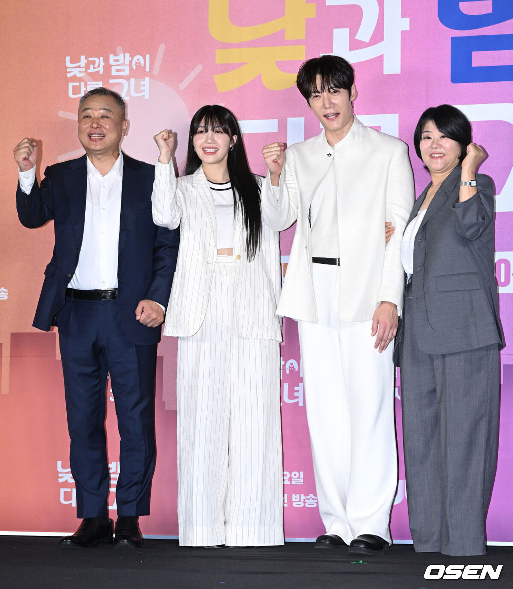 13일 오후 서울 신도림동 라마다 서울 신도림 호텔에서 JTBC 새 토일드라마 '낮과 밤이 다른 그녀' 제작발표회가 열렸다.어느 날 갑자기 노년 타임에 갇혀버린 취준생과 낮과 밤 올 타임 그녀에게 휘말린 능력캐 검사의 기상천외한 인턴십 X 앙큼달콤 로맨틱 코미디 드라마로 6월 15일 밤 10시 30분 첫 방송된다.이형민 감독, 배우 정은지, 최진혁, 이정은이 포토타임을 갖고 있다.2024.06.13 /sunday@osen.co.kr