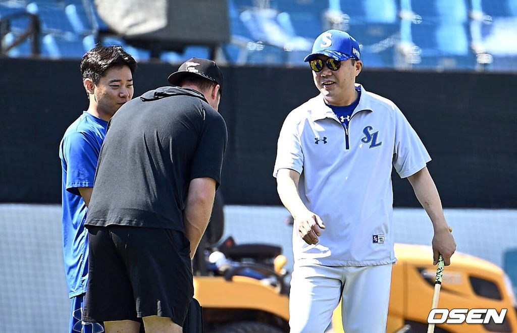 13일 대구삼성라이온즈파크에서 2024 신한 SOL 뱅크 KBO 리그 삼성 라이온즈와 LG 트윈스의 경기가 열린다. 3연승으로 기세가 오른 삼성은 이호성을 선발로 출전시키고 3연패 중인 LG는 에이스 켈리를 내세워 반등을 노린다.삼성 라이온즈 맥키넌이 전날 당한 부상으로 말소된 후 박진만 감독에게 인사를 하고 있다. 2024.06.13 / foto0307@osen.co.kr