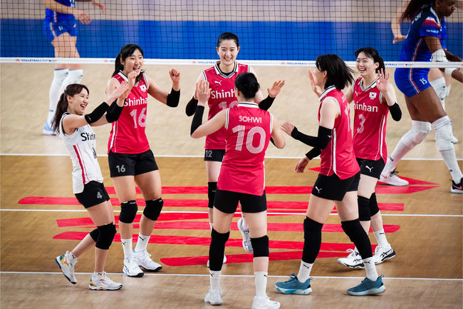 여자배구대표팀이 득점 후 기뻐하고 있다. /FIVB 홈페이지