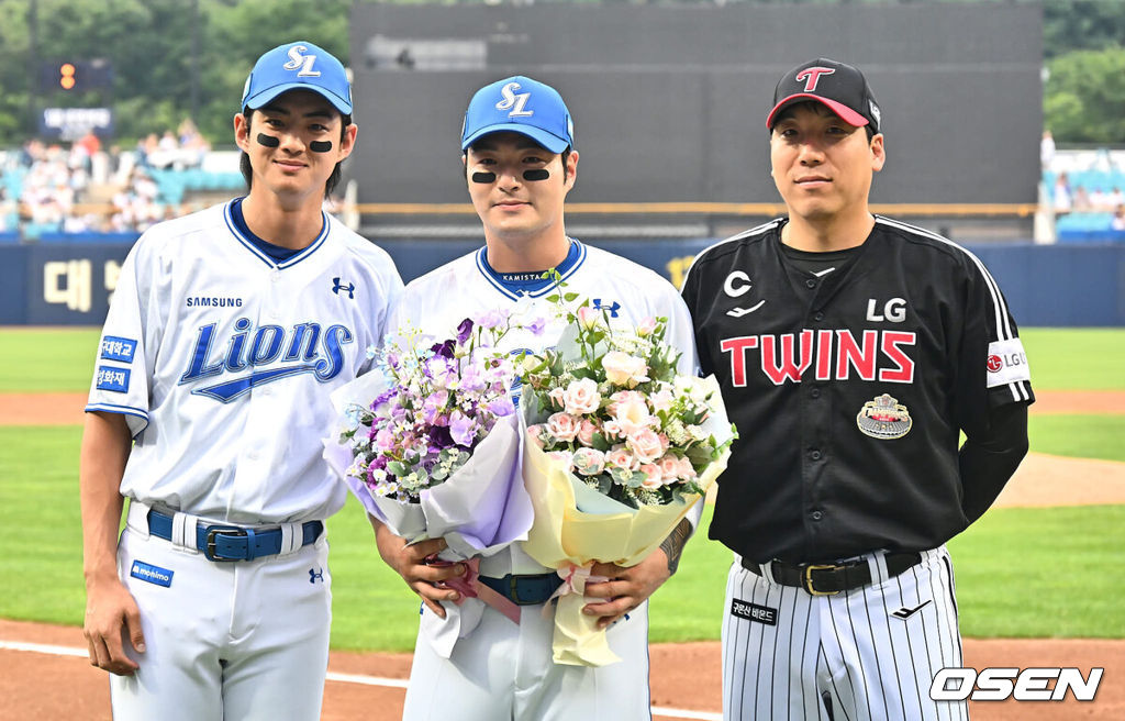 13일 대구삼성라이온즈파크에서 2024 신한 SOL 뱅크 KBO 리그 삼성 라이온즈와 LG 트윈스의 경기가 열렸다. 3연승으로 기세가 오른 삼성은 이호성을 선발로 출전시키고 3연패 중인 LG는 에이스 켈리를 내세워 반등을 노린다.삼성 라이온즈 박병호가 2회말 좌월 솔로 홈런(한미통산 400호)을 치고 구자욱과 LG 김현수로부터 축하 꽃다발을 받고 기념촬영을 하고 있다. 2024.06.13 / foto0307@osen.co.kr