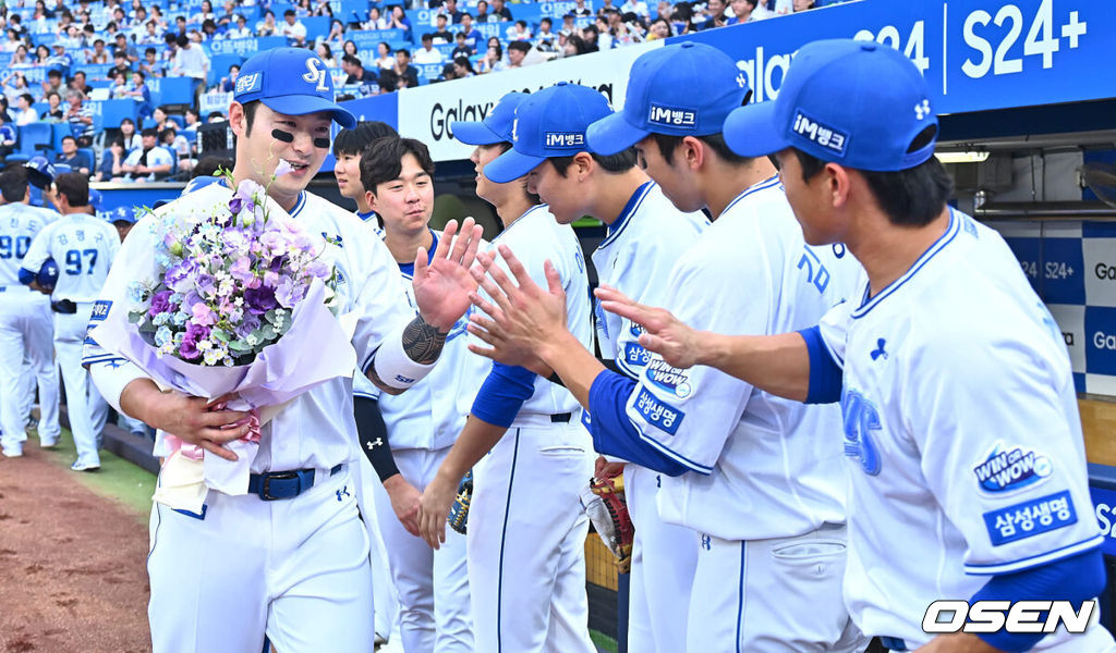 13일 대구삼성라이온즈파크에서 2024 신한 SOL 뱅크 KBO 리그 삼성 라이온즈와 LG 트윈스의 경기가 열렸다. 3연승으로 기세가 오른 삼성은 이호성을 선발로 출전시키고 3연패 중인 LG는 에이스 켈리를 내세워 반등을 노린다.삼성 라이온즈 박병호가 2회말 좌월 솔로 홈런(한미통산 400호)을 친후 축하 꽃다발과 동료들의 축하를 받고 있다. 2024.06.13 / foto0307@osen.co.kr