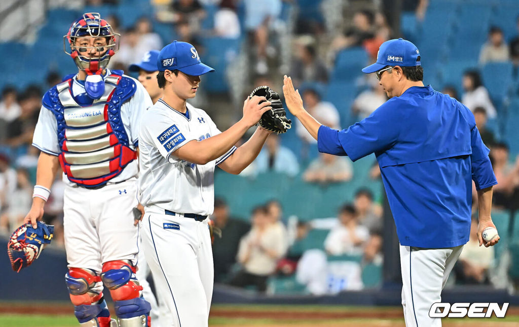 13일 대구삼성라이온즈파크에서 2024 신한 SOL 뱅크 KBO 리그 삼성 라이온즈와 LG 트윈스의 경기가 열렸다. 3연승으로 기세가 오른 삼성은 이호성을 선발로 출전시키고 3연패 중인 LG는 에이스 켈리를 내세워 반등을 노린다.삼성 라이온즈 선발 투수 이호성이 6회초 교체되며 정민태 코치와 하이파이브를 하고 있다. 2024.06.13 / foto0307@osen.co.kr