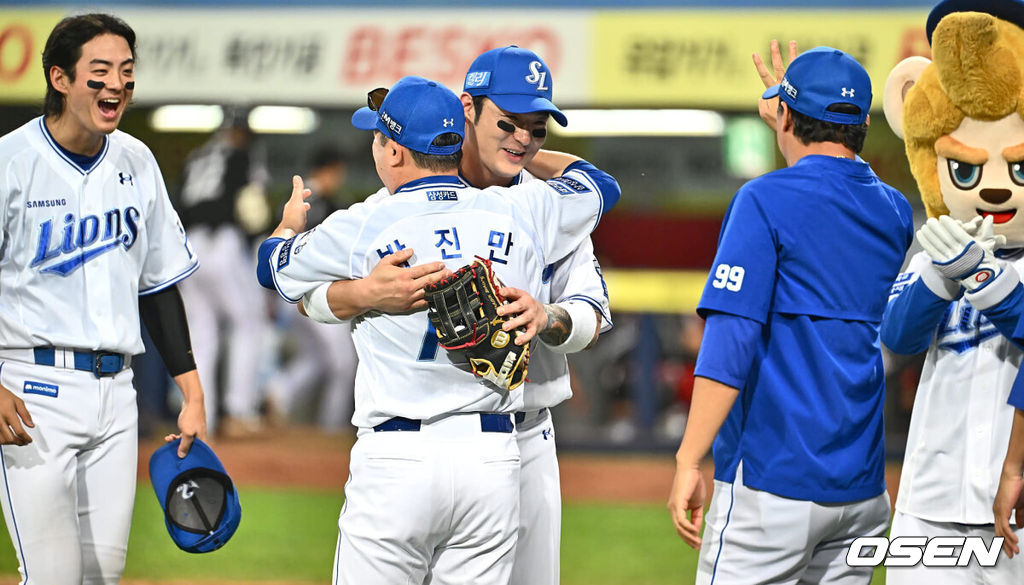 13일 대구삼성라이온즈파크에서 2024 신한 SOL 뱅크 KBO 리그 삼성 라이온즈와 LG 트윈스의 경기가 열렸다. 3연승으로 기세가 오른 삼성은 이호성을 선발로 출전시키고 3연패 중인 LG는 에이스 켈리를 내세워 반등을 노린다.한미 통산 400 홈런을 기록한 삼성 라이온즈 박병호가 LG 트윈스에 6-3으로 승리한 후 박진만 감독과 찐한 포옹을 하고 있다. 2024.06.13 / foto0307@osen.co.kr