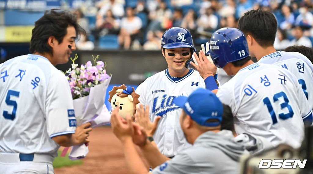 13일 대구삼성라이온즈파크에서 2024 신한 SOL 뱅크 KBO 리그 삼성 라이온즈와 LG 트윈스의 경기가 열렸다. 3연승으로 기세가 오른 삼성은 이호성을 선발로 출전시키고 3연패 중인 LG는 에이스 켈리를 내세워 반등을 노린다.삼성 라이온즈 박병호가 2회말 좌월 솔로 홈런(한미통산 400호)을 치고 하이파이브를 하고 있다. 2024.06.13 / foto0307@osen.co.kr