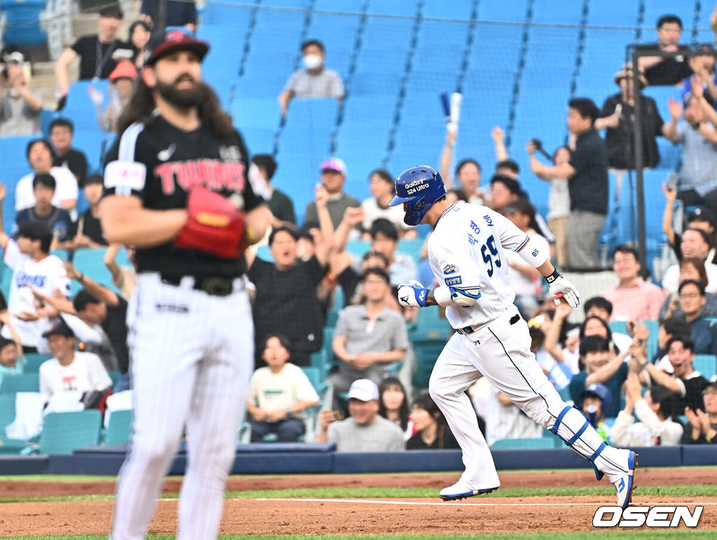 13일 대구삼성라이온즈파크에서 2024 신한 SOL 뱅크 KBO 리그 삼성 라이온즈와 LG 트윈스의 경기가 열렸다. 3연승으로 기세가 오른 삼성은 이호성을 선발로 출전시키고 3연패 중인 LG는 에이스 켈리를 내세워 반등을 노린다.삼성 라이온즈 박병호가 2회말 좌월 솔로 홈런(한미통산 400호)을 치고 있다. 2024.06.13 / foto0307@osen.co.kr