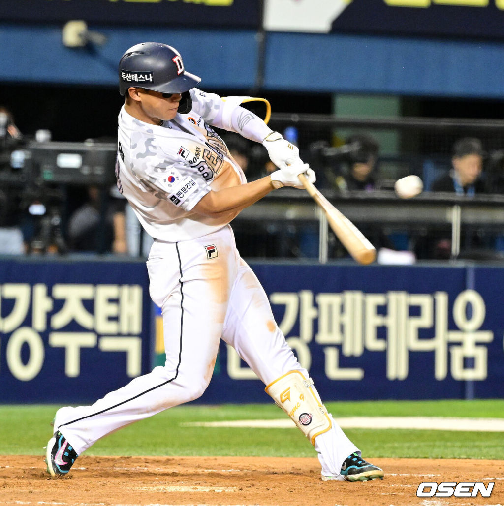 13일 오후 서울 잠실야구장에서 2024 신한 SOL Bank KBO리그 두산 베어스와 한화 이글스의 경기가 열렸다.이날 두산은 최원준, 한화는 산체스를 선발로 내세웠다.5회말 무사 2루에서 두산 박준영이 1타점 우중간 적시타를 날리며 세리머니를 하고 있다. 2024.06.13 / jpnews@osen.co.kr