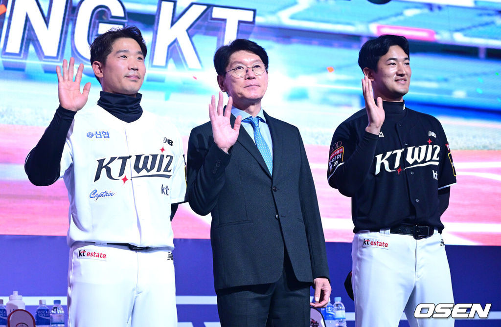 22일 오후 서울 소공동 롯데호텔에서 2024 신한 SOL Bank KBO 미디어데이가 열렸다.KT 이강철 감독과 박경수, 고영표가 포토타임을 하고 있다. 2024.03.22 /jpnews@osen.co.kr