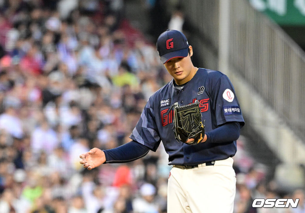 14일 오후 서울 잠실야구장에서 2024 신한 SOL Bank KBO리그 LG 트윈스와 롯데 자이언츠의 경기가 열렸다.이날 LG는 엔스, 롯데는 이민석을 선발로 내세웠다.3회말 1사 1,2루에서 롯데 이민석이 강판당하고 있다. 2024.06.14 / jpnews@osen.co.kr