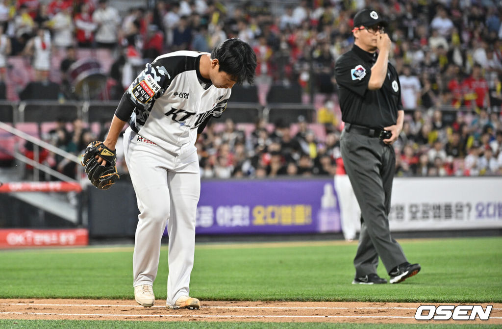 14일 오후 수원 KT위즈파크에서 ‘2024 신한 SOL Bank KBO리그’ KT 위즈와 KIA 타이거즈의 경기가 열렸다.이날 홈팀 KT는 쿠에바스를, 방문팀 KIA는 알드레드를 선발투수로 내세웠다.3회초 1사 1루 KT 성재헌이 KIA 소크라테스에게 헤드샷을 던진 뒤 사과를 하고 있다. 2024.06.14 /cej@osen.co.kr