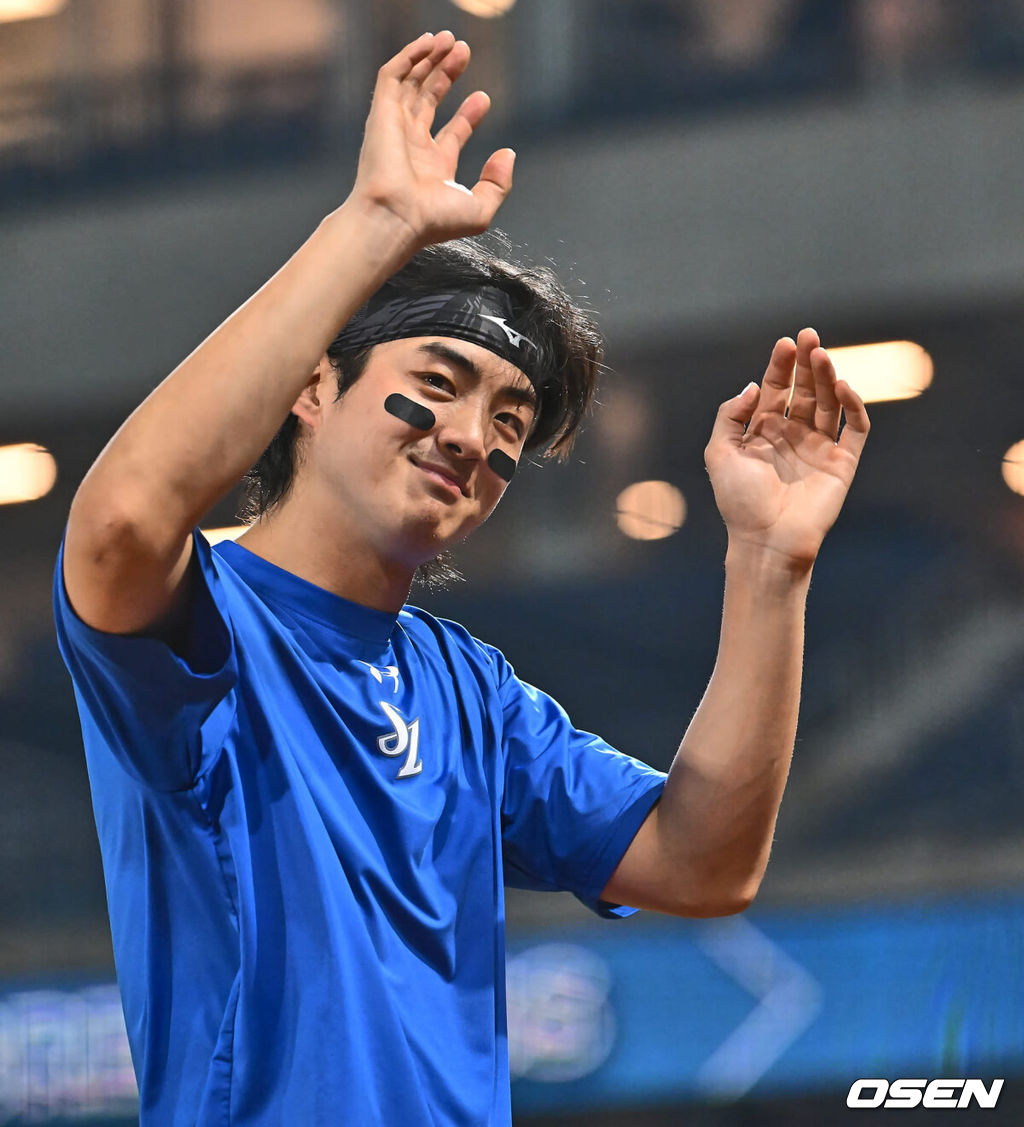 14일 창원NC파크에서 2024 신한 SOL 뱅크 KBO 리그 NC 다이노스와 삼성 라이온즈의 경기가 열렸다. 홈팀 NC는 신민혁이 방문팀 삼성은 코너가 선발 출전한다. 삼성 라이온즈 구자욱이 NC 다이노스에 7-4로 승리한 후 방송 인터뷰를 마치고 팬들에게 인사를 하고 있다. 2024.06.14 / foto0307@osen.co.kr