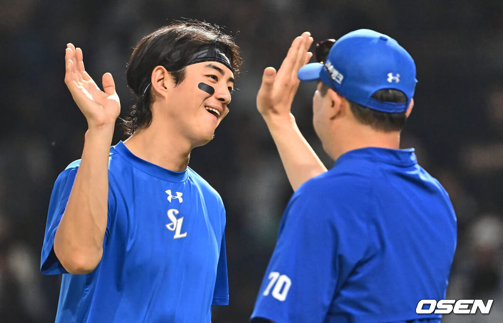 14일 창원NC파크에서 2024 신한 SOL 뱅크 KBO 리그 NC 다이노스와 삼성 라이온즈의 경기가 열렸다. 홈팀 NC는 신민혁이 방문팀 삼성은 코너가 선발 출전한다. 삼성 라이온즈 구자욱이 NC 다이노스에 7-4로 승리한 후 박진만 감독과 기쁨을 나누고 있다. 2024.06.14 / foto0307@osen.co.kr