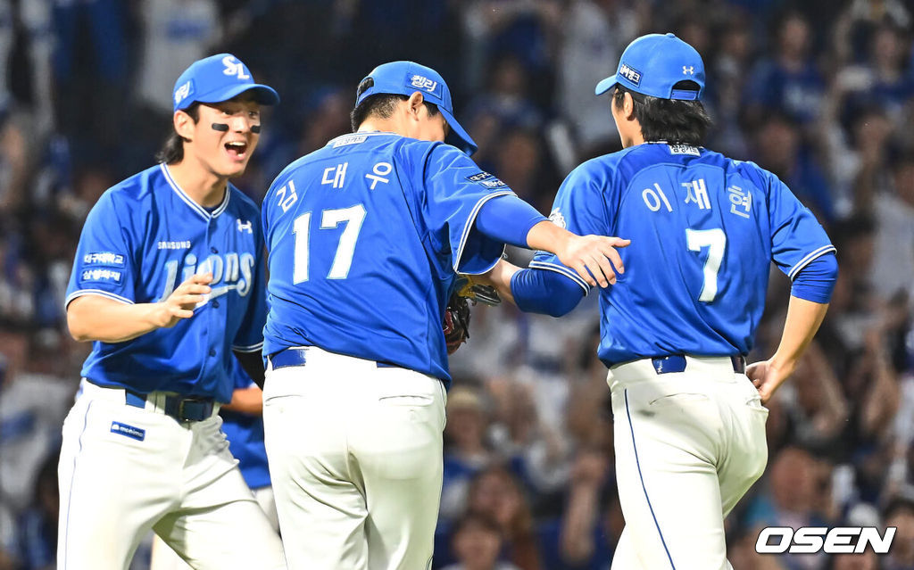 14일 창원NC파크에서 2024 신한 SOL 뱅크 KBO 리그 NC 다이노스와 삼성 라이온즈의 경기가 열렸다. 홈팀 NC는 신민혁이 방문팀 삼성은 코너가 선발 출전한다. 삼성 라이온즈 김대우와 구자욱이 8회말 2사 1,3루 NC 다이노스 데이비슨을 유격수 땅볼로 잡고 이재현과 기쁨을 나누고 있다. 2024.06.14 / foto0307@osen.co.kr