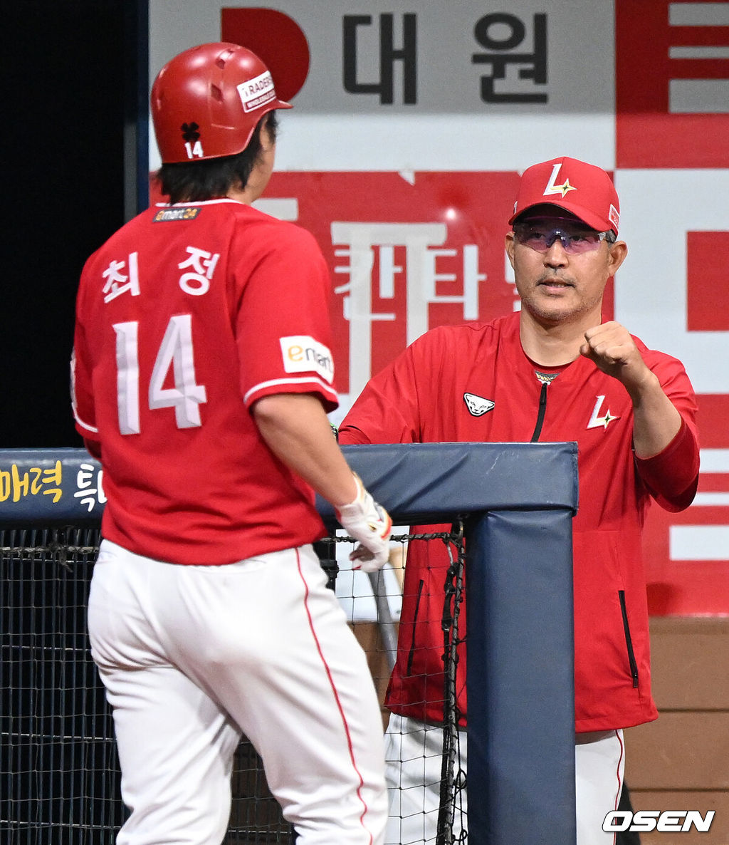 SSG 최정이 좌월 솔로 홈런을 치고 이숭용 감독과 하이파이브를 하고 있다. 2024.06.02 /sunday@osen.co.kr