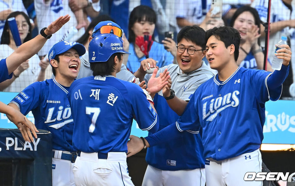 15일 창원NC파크에서 2024 신한 SOL 뱅크 KBO 리그 NC 다이노스와 삼성 라이온즈의 경기가 열렸다. 홈팀 NC는 하트가 방문팀 삼성은 이승현이 선발 출전한다. 삼성 라이온즈 이재현이 6회초 무사 백투백 좌월 솔로 홈런을 치고 하이파이브를 하고 있다. 2024.06.15 / foto0307@osen.co.kr