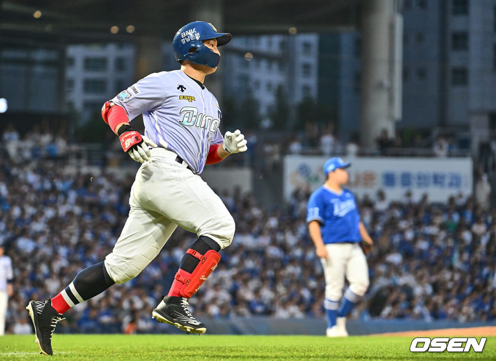 15일 창원NC파크에서 2024 신한 SOL 뱅크 KBO 리그 NC 다이노스와 삼성 라이온즈의 경기가 열렸다. 홈팀 NC는 하트가 방문팀 삼성은 이승현이 선발 출전한다. NC 다이노스 손아섭이 7회말 우월 솔로 홈런(KBO 통산 2번째 2500안타)을 치고 있다. 2024.06.15 / foto0307@osen.co.kr