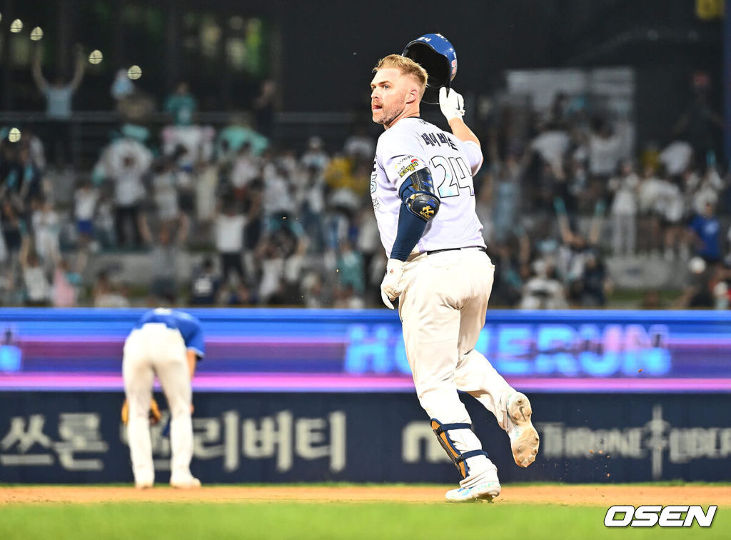 15일 창원NC파크에서 2024 신한 SOL 뱅크 KBO 리그 NC 다이노스와 삼성 라이온즈의 경기가 열렸다. 홈팀 NC는 하트가 방문팀 삼성은 이승현이 선발 출전한다. NC 다이노스 데이비슨이 9회말 무사 1루 중월 끝내기 2점 홈런을 치고 환호하고 있다. 2024.06.15 / foto0307@osen.co.kr