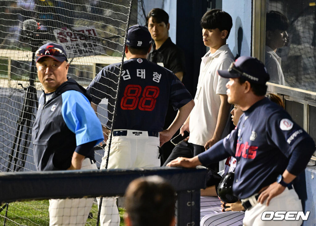 15일 오후 서울 잠실야구장에서 2024 신한 SOL Bank KBO리그 LG 트윈스와 롯데 자이언츠의 경기가 열렸다.이날 LG는 김유영, 롯데는 박세웅을 선발로 내세웠다.9회말 무사 1루에서 LG 오스틴이 삼진을 당하며 1루주자 김대원은 2루 도루에 성공했다. 롯데는 오스틴이 삼진 이후 동작에서 수비 방해를 했다고 주장했지만 받아들여지지 않았다. 이 과정에서 롯데 김태형 감독이 항의 시간 초과로 퇴장을 당하고 있다. 2024.06.15 / jpnews@osen.co.kr