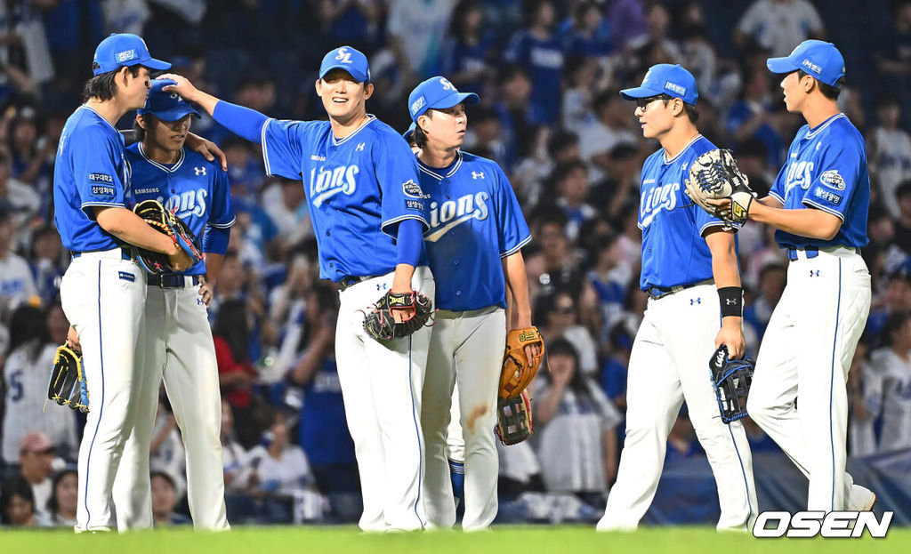 14일 창원NC파크에서 2024 신한 SOL 뱅크 KBO 리그 NC 다이노스와 삼성 라이온즈의 경기가 열렸다. 홈팀 NC는 신민혁이 방문팀 삼성은 코너가 선발 출전한다. 삼성 라이온즈 김대우가 8회말 2사 1,3루 NC 다이노스 데이비슨을 유격수 땅볼로 잡고 비디오 판독 하는 동안 이재현의 머리를 쓰다듬고 있다. 2024.06.14 / foto0307@osen.co.kr