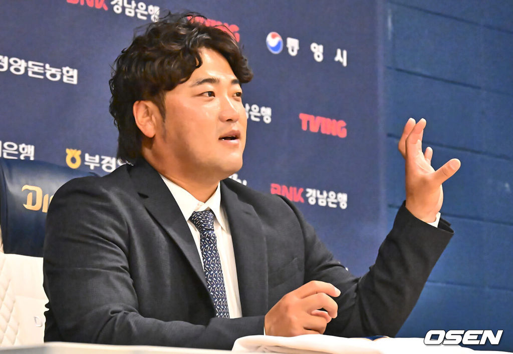 27일 창원 NC파크에서 2024 신한 SOL 뱅크 KBO 리그 NC 다이노스와 삼성 라이온즈의 경기가 열린다. 박석민 전 NC 다이노스의 내야수, 지명타자이자 현 NPB 요미우리 자이언츠 육성군 코치가 은퇴식을 갖는다.박석민 코치가 은퇴식에 앞서 기자회견을 하고 있다. 2024.04.27 / foto0307@osen.co.kr