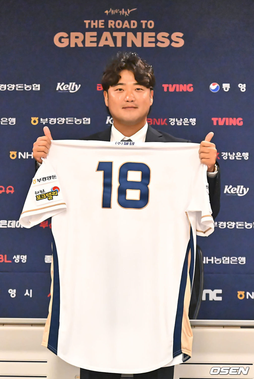 27일 창원 NC파크에서 2024 신한 SOL 뱅크 KBO 리그 NC 다이노스와 삼성 라이온즈의 경기가 열린다. 박석민 전 NC 다이노스의 내야수, 지명타자이자 현 NPB 요미우리 자이언츠 육성군 코치가 은퇴식을 갖는다.박석민 코치가 은퇴식에 앞서 열린 기자회견에서 NC 선수들이 입을 유니폼을 들고 포즈를 취하고 있다. 2024.04.27 / foto0307@osen.co.kr