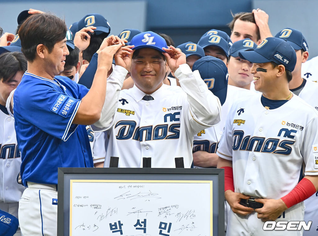 11일 창원NC파크에서 2024 신한 SOL 뱅크 KBO 리그 NC 다이노스와 삼성 라이온즈의 경기가 열렸다. NC는 김시훈이 선발 출전하고 삼성은 이호성이 선발 출전한다.삼성 강민호가 은퇴식에서 박석민 코치에게 삼성 모자를 씌워주고 있다. 2024.05.11 / foto0307@osen.co.kr