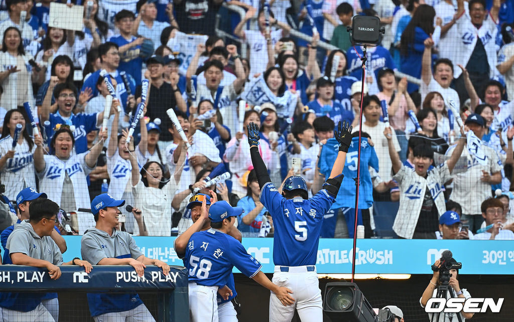 삼성 라이온즈 구자욱이 6회초 무사 백투백투백 우중월 솔로 홈런을 치고 팬들에게 인사를 하고 있다. 