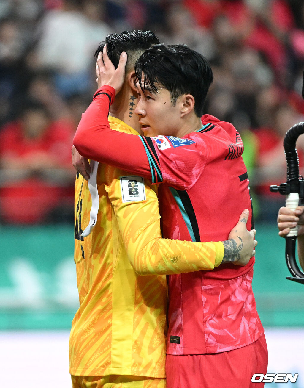 중국이 예고했던 놀랄 일은 없었다. 한국이 무난하게 중국을 잡아내며 '공한증' 역사를 이어갔다.김도훈 임시 감독이 이끄는 대한민국 축구대표팀은 11일 오후 8시 서울월드컵경기장에서 열린 2026 국제축구연맹(FIFA) 북중미 월드컵 아시아 2차 예선 C조 6차전에서 중국을 1-0으로 꺾었다.경기 종료 후 대한민국 손흥민이 중국 왕다레이와 인사를 나누고 있다. 2024.06.11 /sunday@osen.co.kr