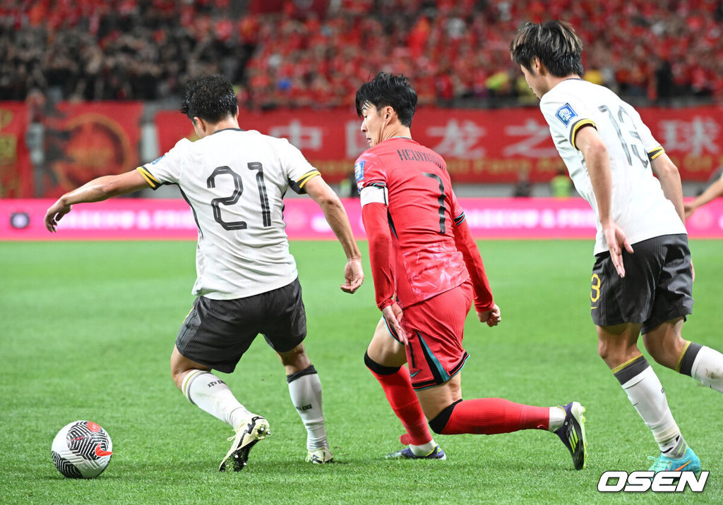 11일 오후 서울월드컵경기장에서 2026 국제축구연맹(FIFA) 북중미 월드컵 아시아 2차 예선 C조 6차전 대한민국과 중국의 경기가 열렸다.앞서 열린 5경기서 한국은 4승 1무로 이미 조 선두를 확정 지었다.반면 중국은 C조서 2승 2무 1패로 승점 8로 태국(승점 5)과 치열한 순위 다툼을 펼치고 있다.후반 대한민국 손흥민이 드리블 돌파를 하고 있다. 2024.06.11 /sunday@osen.co.kr