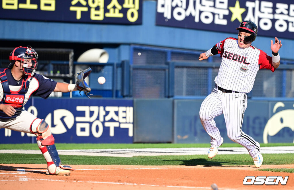 16일 오후 서울 잠실야구장에서 2024 신한 SOL Bank KBO리그 LG 트윈스와 롯데 자이언츠의 경기가 열렸다.이날 LG는 이상영, 롯데는 윌커슨을 선발로 내세웠다. 2회말 1사 만루에서 롯데 정보근이 LG 신민재의 2루땅볼에 3루주자 박동원을 태그아웃 시키고 있다. 2024.06.16 / jpnews@osen.co.kr