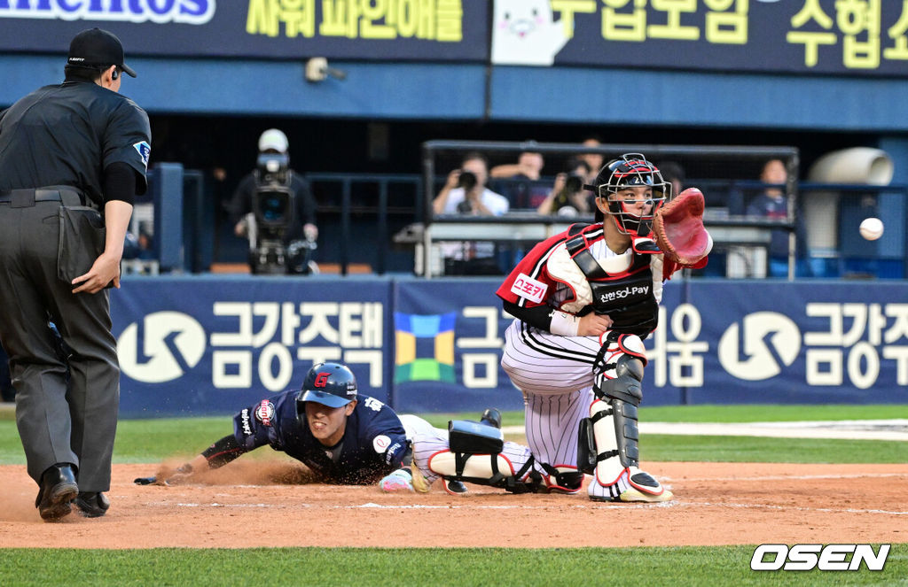 16일 오후 서울 잠실야구장에서 2024 신한 SOL Bank KBO리그 LG 트윈스와 롯데 자이언츠의 경기가 열렸다.이날 LG는 이상영, 롯데는 윌커슨을 선발로 내세웠다. 7회초 무사 1,2루에서 롯데 황성빈이 윤동희의 보내기 번트에 LG 오스틴의 송구 실책을 틈타 홈에서 세이프되고 있다. 2024.06.16 / jpnews@osen.co.kr