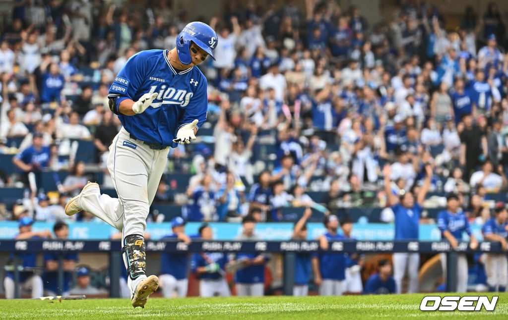 16일 창원NC파크에서 2024 신한 SOL 뱅크 KBO 리그 NC 다이노스와 삼성 라이온즈의 경기가 열렸다. 홈팀 NC는 김시훈이 방문팀 삼성은 레예스가 선발 출전한다. 삼성 라이온즈 김영웅이 6회초 1사 우월 역전 솔로 홈런을 치고 그라운드를 돌고 있다. 2024.06.16 / foto0307@osen.co.kr