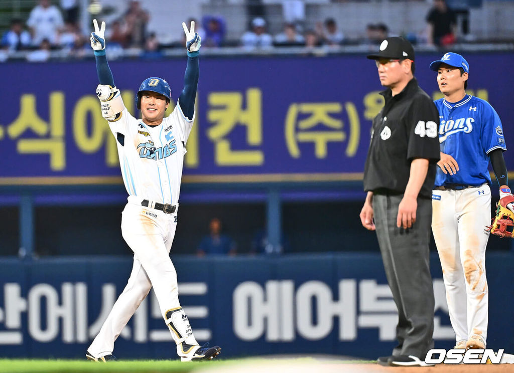 16일 창원NC파크에서 2024 신한 SOL 뱅크 KBO 리그 NC 다이노스와 삼성 라이온즈의 경기가 열렸다. 홈팀 NC는 김시훈이 방문팀 삼성은 레예스가 선발 출전한다. NC 다이노스 박시원이 8회말 1사 1루 좌중간 1타점 2루타를 치고 환호하고 있다. 2024.06.16 / foto0307@osen.co.kr