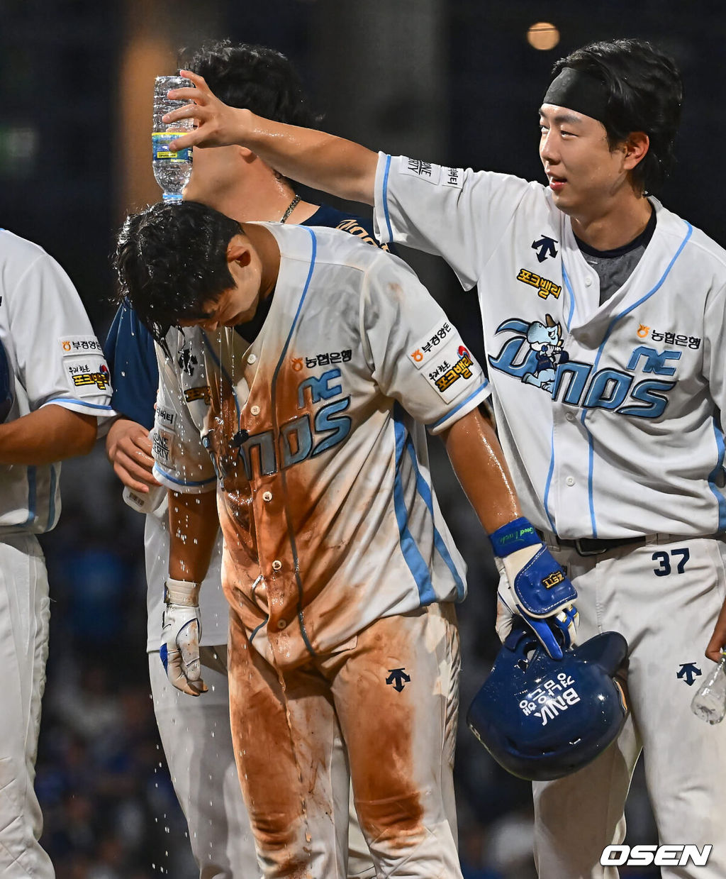 16일 창원NC파크에서 2024 신한 SOL 뱅크 KBO 리그 NC 다이노스와 삼성 라이온즈의 경기가 열렸다. 홈팀 NC는 김시훈이 방문팀 삼성은 레예스가 선발 출전한다. NC 다이노스 서호철이 9회말 1사 만루 삼성 라이온즈 오승환을 상대로 끝내기 밀어내기 볼넷을 얻어내고 축하 물세례를 받고 있다. 2024.06.16 / foto0307@osen.co.kr