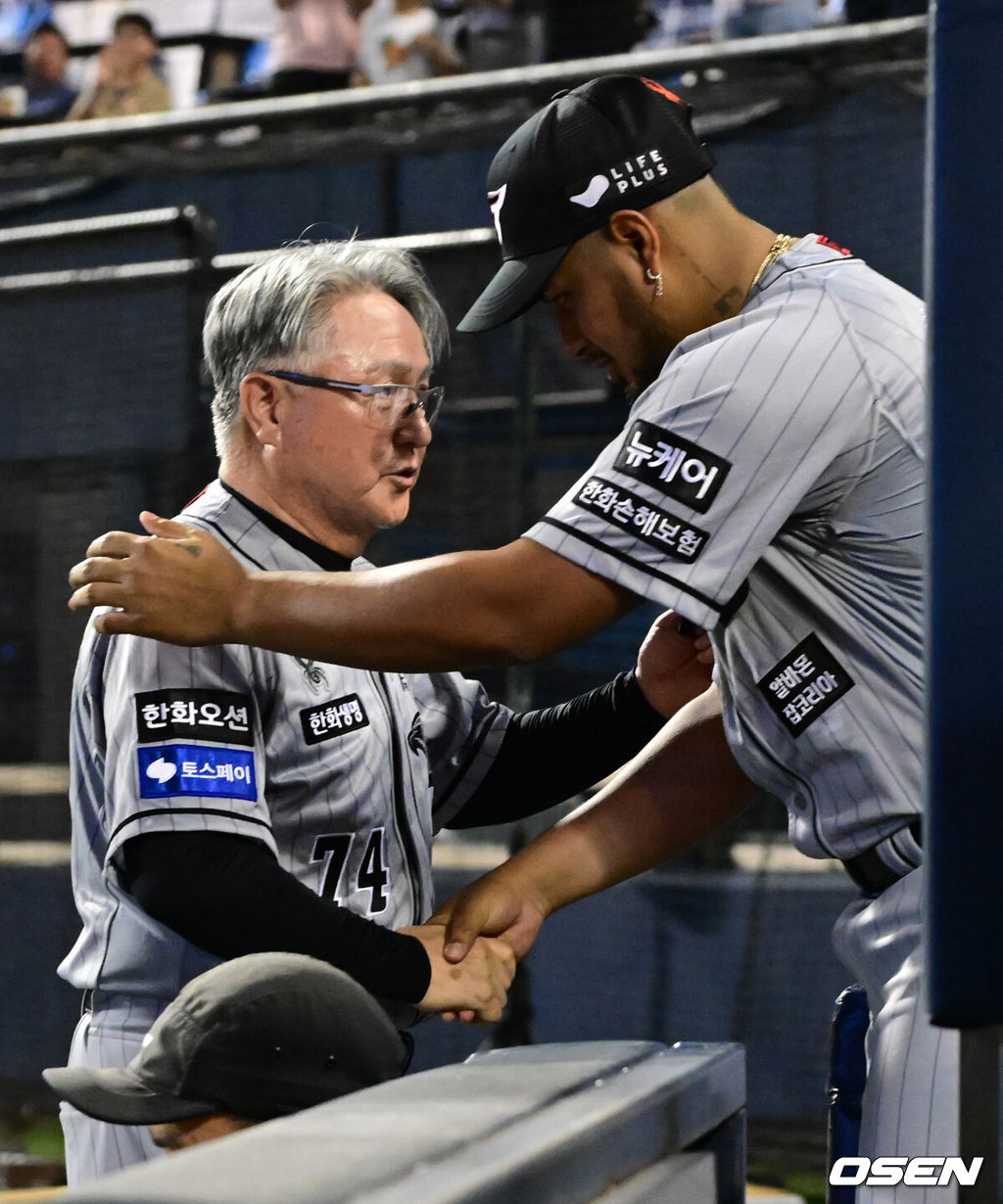 한화 김경문 감독과 하이메 바리아가 승리의 기쁨을 나누고 있다. 2024.06.11 / ksl0919@osen.co.kr