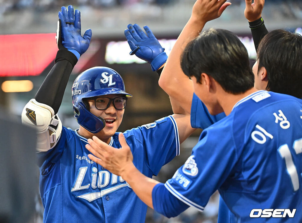 14일 창원NC파크에서 2024 신한 SOL 뱅크 KBO 리그 NC 다이노스와 삼성 라이온즈의 경기가 열렸다. 홈팀 NC는 신민혁이 방문팀 삼성은 코너가 선발 출전한다. 삼성 라이온즈 윤정빈이 4회초 2사 우중월 동점 솔로 홈런을 치고 하이파이브를 하고 있다. 2024.06.14 / foto0307@osen.co.kr