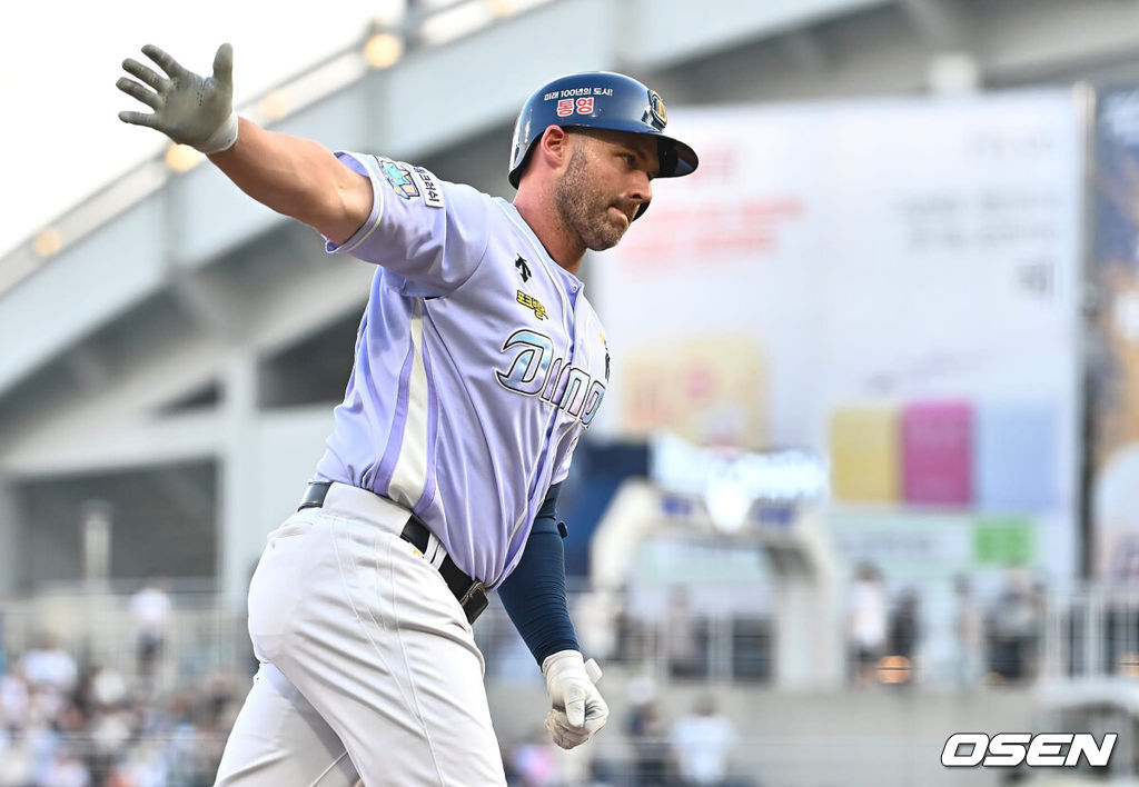 14일 창원NC파크에서 2024 신한 SOL 뱅크 KBO 리그 NC 다이노스와 삼성 라이온즈의 경기가 열렸다. 홈팀 NC는 신민혁이 방문팀 삼성은 코너가 선발 출전한다. NC 다이노스 데이비슨이 1회말 2사 1루 좌월 2점 홈런을 치고 세리머니를 하고 있다. 2024.06.14 / foto0307@osen.co.kr