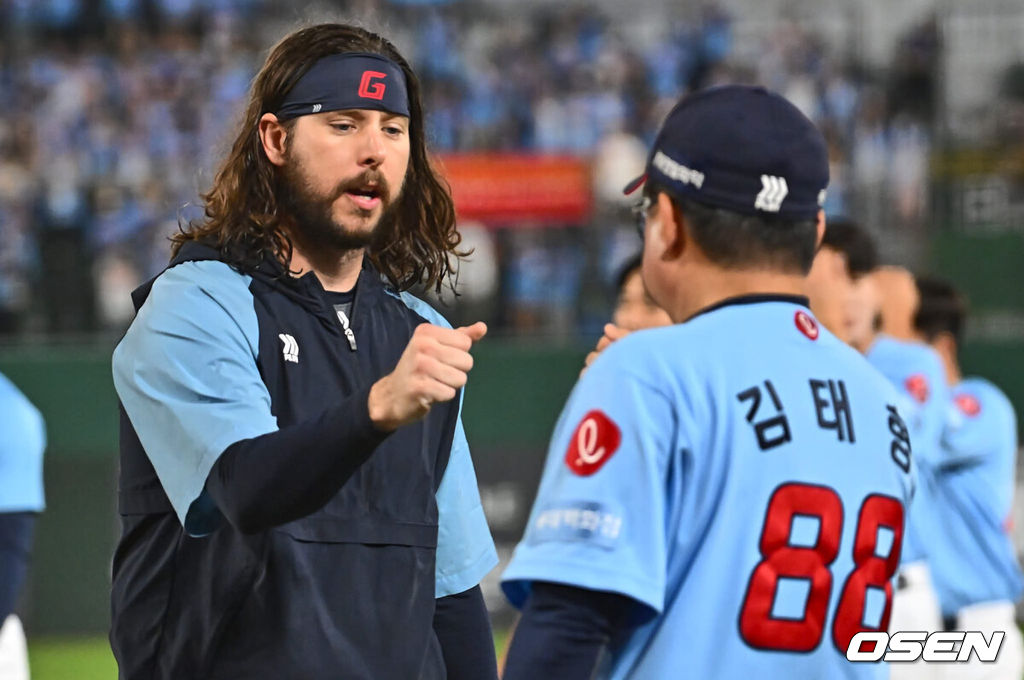 9일 부산 사직야구장에서 2024 신한 SOL 뱅크 KBO 리그 롯데 자이언츠와 SSG 랜더스의 더블헤더 2차전 경기가 열렸다. 홈팀 롯데는 윌커슨을 더블헤더 2차전 선발로, SSG는 송영진을 선발로 내세웠다.롯데 자이언츠 윌커슨이 SSG 랜더스와의 더블헤더 2차전에서 5-3으로 승리한 후 김태형 감독과 기쁨을 나누고 있다. 2024.06.09 / foto0307@osen.co.kr