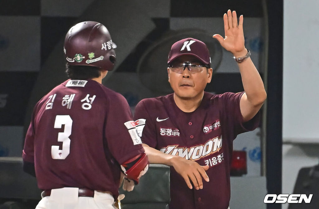 12일 부산 사직야구장에서 2024 신한 SOL 뱅크 KBO 리그 롯데 자이언츠와 SSG 랜더스의 더블헤더 2차전 경기가 열렸다. 홈팀 롯데는 김진욱이 시즌 2승에 도전하고 키움도 좌완 선발 이종민이 등판한다.키움 히어로즈 홍원기 감독이 8회초 우월 솔로 홈런을 친 김혜성을 반기고 있다. 2024.06.12 / foto0307@osen.co.kr