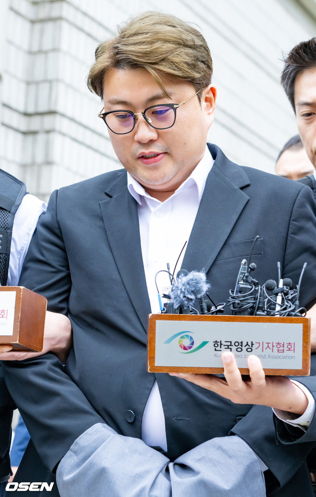 '음주 뺑소니' 혐의로 구속영장이 청구된 가수 김호중이 24일 서울중앙지법에서 구속 전 피의자 심문(영장실질심사)을 가졌다.검찰은 전날 경찰의 신청에 따라 김호중에 대해 특정범죄가중처벌법상 위험운전치상, 도주치상 등 혐의로 구속영장을 청구했다. 그의 소속사 대표와 전 본부장에 대해서도 구속영장이 청구됐다.가수 김호중이 구속영장실질심사를 마친 뒤 법원을 나서고 있다. 2024.05.24 /rumi@osen.co.kr