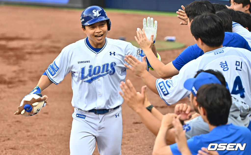 18일 대구삼성라이온즈파크에서 2024 신한 SOL 뱅크 KBO 리그 삼성 라이온즈와 SSG 랜더스의 경기가 열렸다. 홈팀 삼성은 이승민이 선발 출전하고 방문팀 SSG는 앤더슨이 선발 출전한다.삼성 라이온즈 김헌곤이 1회말 좌월 솔로 홈런을 치고 하이파이브를 하고 있다. 2024.06.18 / foto0307@osen.co.kr