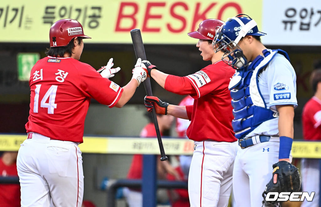 18일 대구삼성라이온즈파크에서 2024 신한 SOL 뱅크 KBO 리그 삼성 라이온즈와 SSG 랜더스의 경기가 열렸다. 홈팀 삼성은 이승민이 선발 출전하고 방문팀 SSG는 앤더슨이 선발 출전한다.SSG 랜더스 최정이 3회초 1사 2루 좌중월 역전 2점 홈런을 치고 하이파이브를 하고 있다. 2024.06.18 / foto0307@osen.co.kr