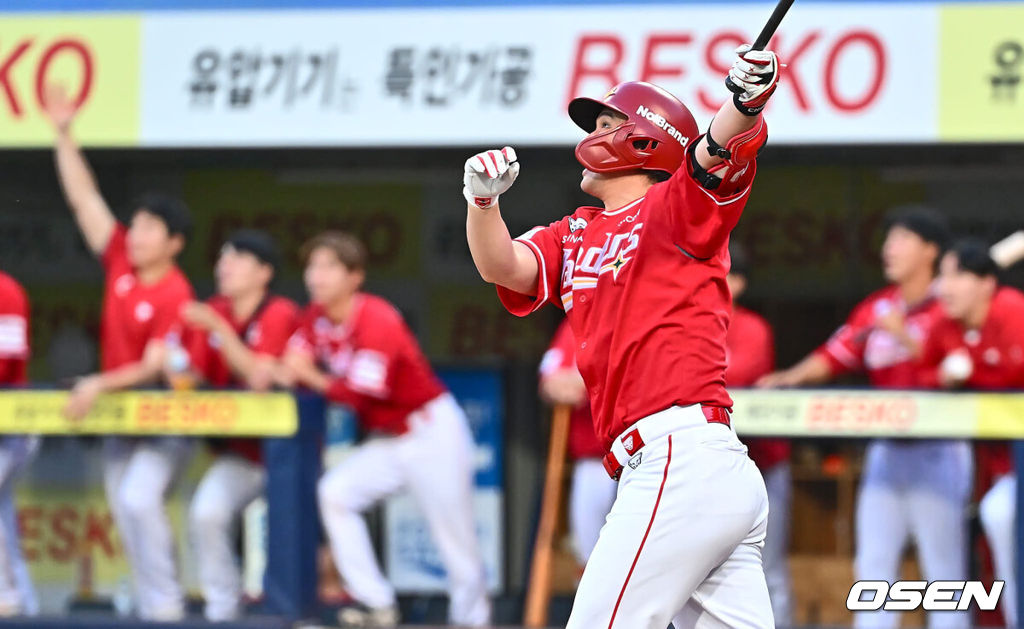 18일 대구삼성라이온즈파크에서 2024 신한 SOL 뱅크 KBO 리그 삼성 라이온즈와 SSG 랜더스의 경기가 열렸다. 홈팀 삼성은 이승민이 선발 출전하고 방문팀 SSG는 앤더슨이 선발 출전한다.SSG 랜더스 최정이 3회초 1사 2루 좌중월 역전 2점 홈런을 치고 있다. 2024.06.18 / foto0307@osen.co.kr