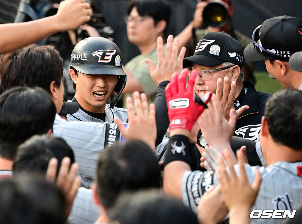 한화 이원석이 득점을 올린 뒤 김경문 감독을 비롯한 동료 선수들과 기뻐하고 있다. 2024.06.06 / jpnews@osen.co.kr