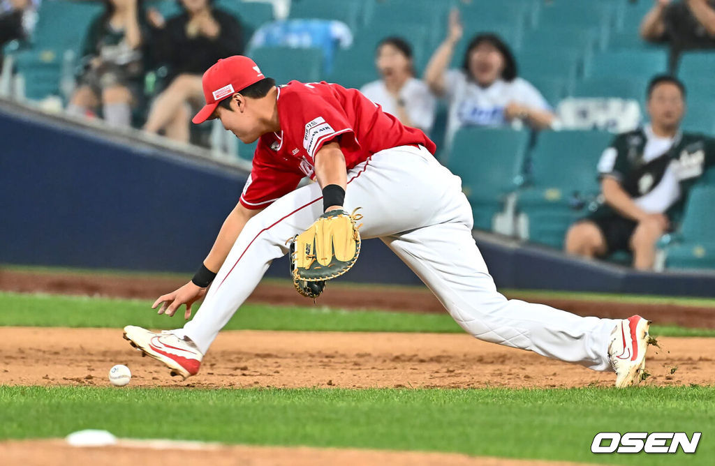 19일 대구삼성라이온즈파크에서 2024 신한 SOL 뱅크 KBO 리그 삼성 라이온즈와 SSG 랜더스의 경기가 열렸다. 홈팀 삼성은 어깨 부상에서 돌아온 원태인이 선발 출전하고 방문팀 SSG는 삼성을 상대로 2경기(11이닝) 2승을 챙긴 오원석이 선발 출전한다.SSG 랜더스 고명준이 5회말 2사 1,2루 삼성 라이온즈 김지찬의 1루 땅볼 포구 실책을 하고 있다. 2024.06.19 / foto0307@osen.co.kr